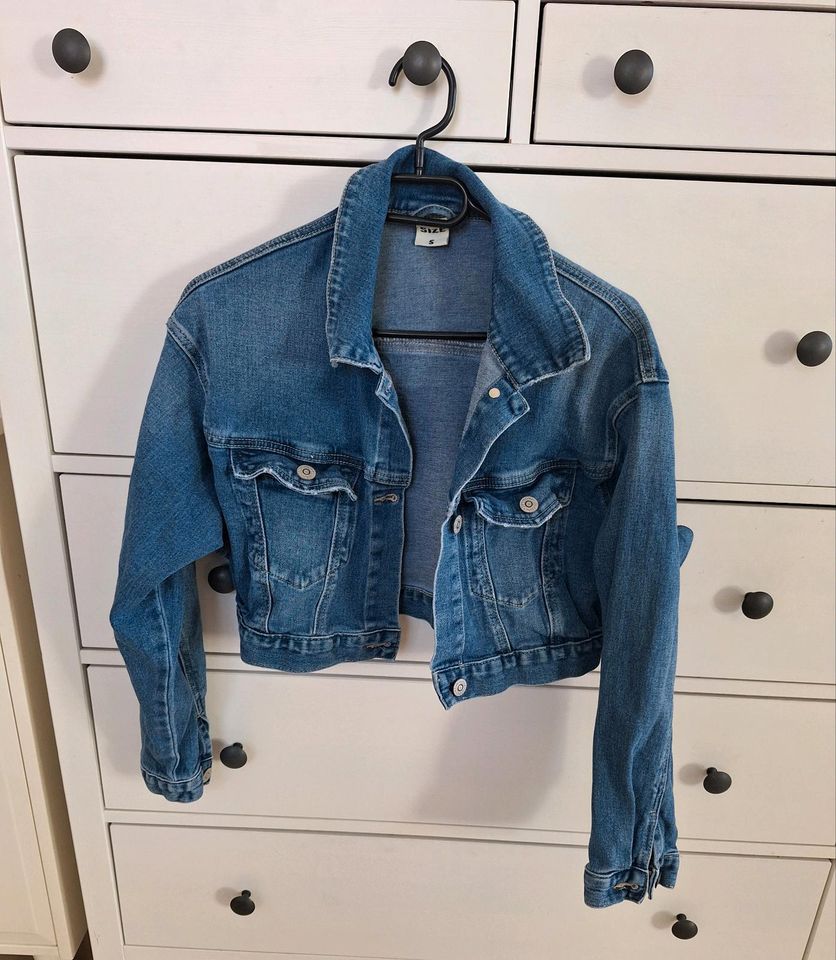 Coole kurze Jeansjacke Größe S 15€ wie neu in Unterföhring