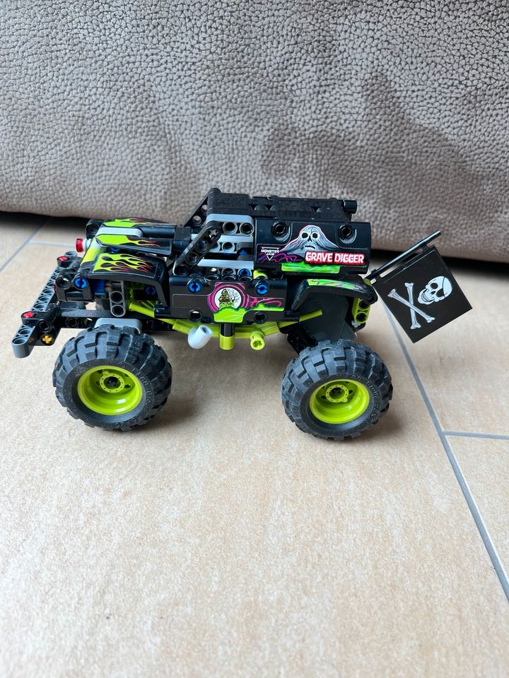 Lego Technic Monster Jam Grave Digger Truck in München