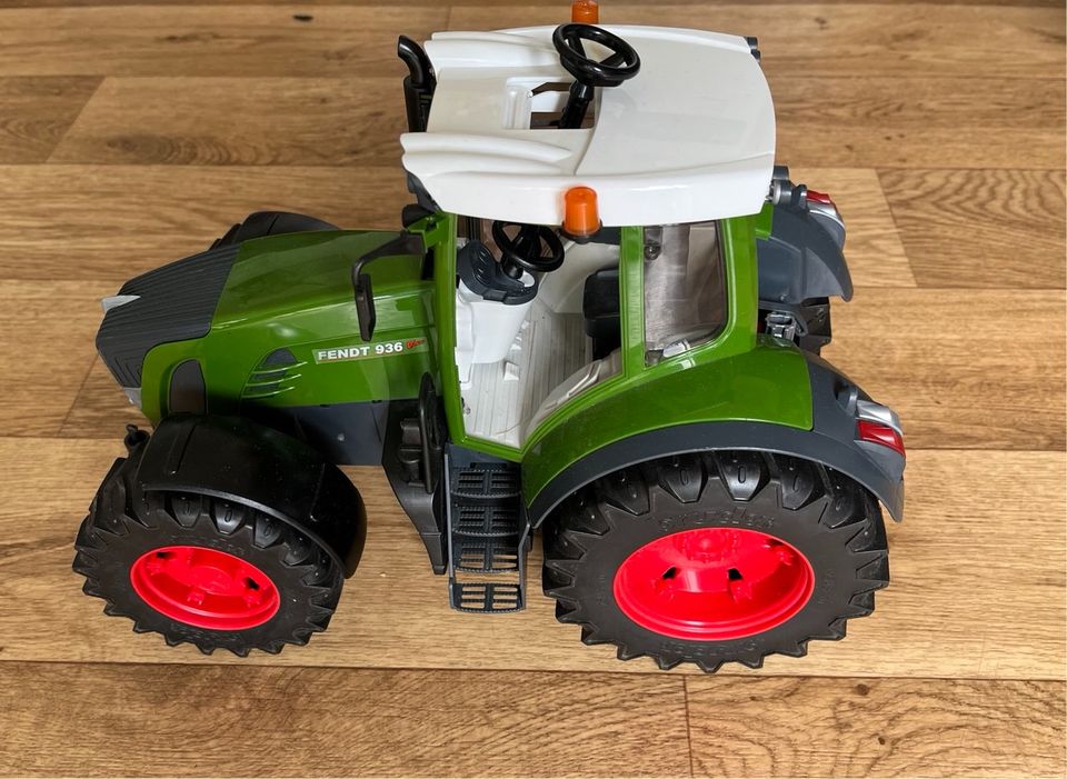 Bruder - Fendt: Traktor 936 Maße: ca. L 34,5 x B 17,5 x H 20 cm. in Malente