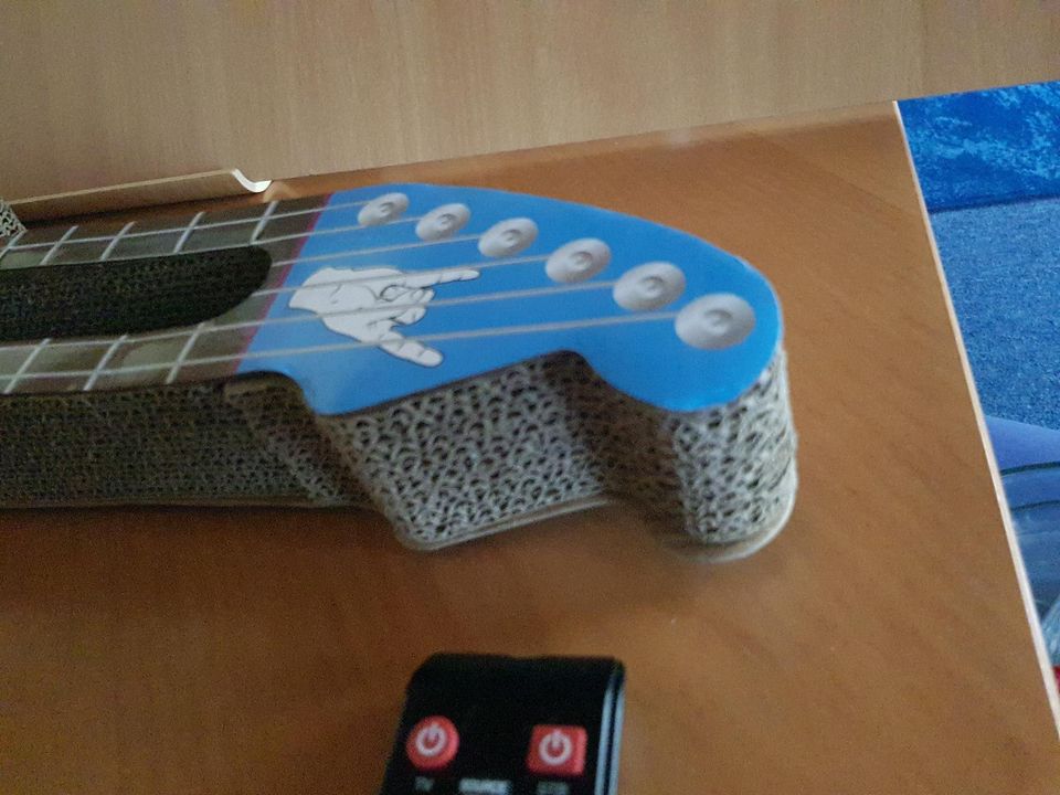 Gitarre Katze Kratzbrett  katzenspielzeug ca 80cm in Bremerhaven