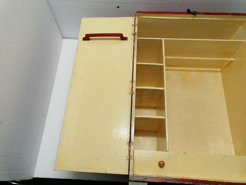 Von einem Schreinermeister -Puppenschrank in Neunkirchen