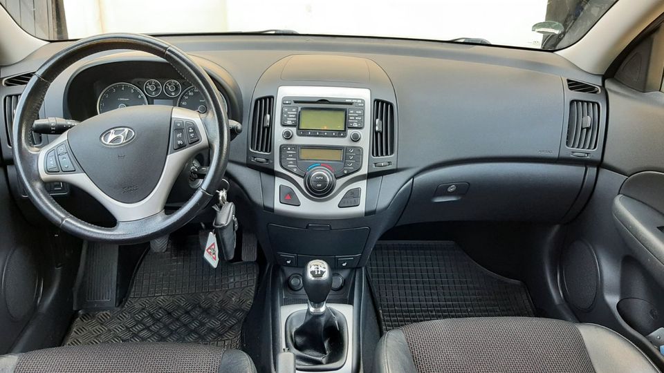 Hyundai i30 Edition Plus 1.4 Benzin Tempomat/Klima/Sitzheizung in Riedering