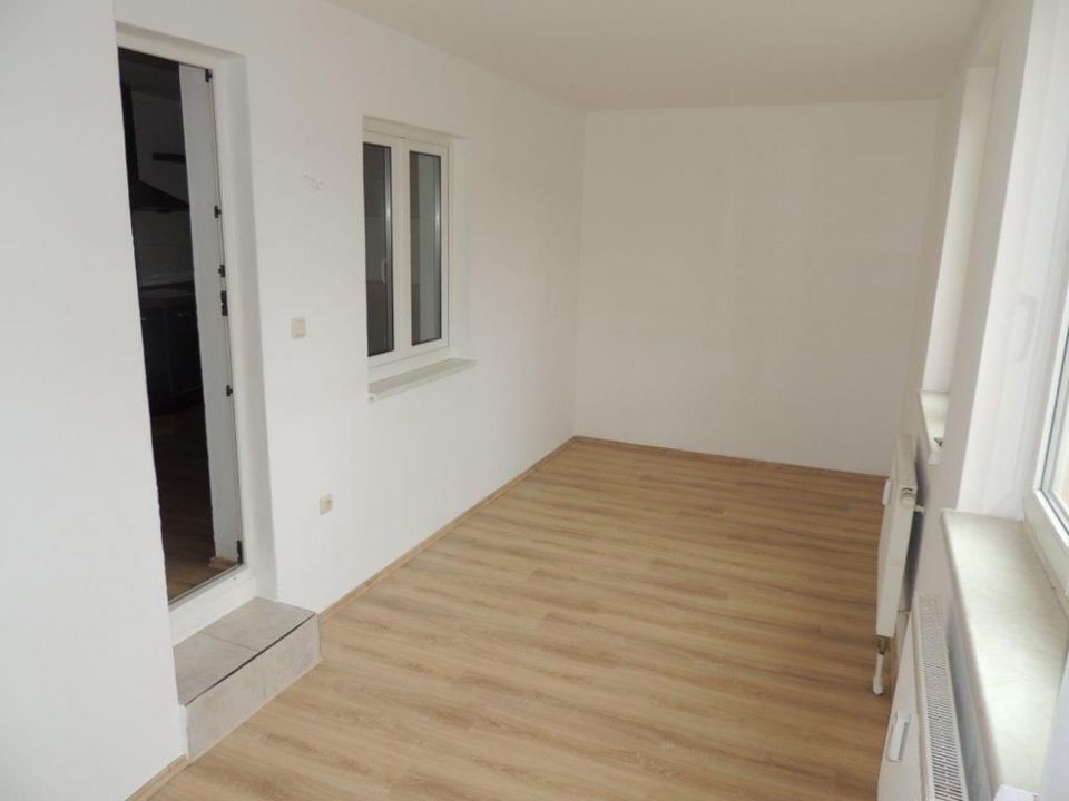 Ideale Wohnung mit Arbeitszimmer, EINBAUKÜCHE & PKW-Stellplatz zu vermieten! in Zwickau