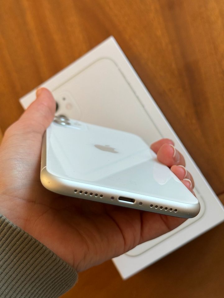 Apple iPhone 11, 128GB weiß/white in Giengen an der Brenz