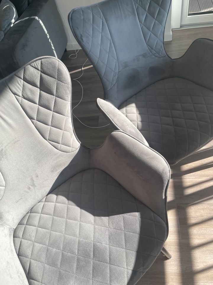 zwei graue Samt Stühle super Zustand zuverkaufen in Fulda