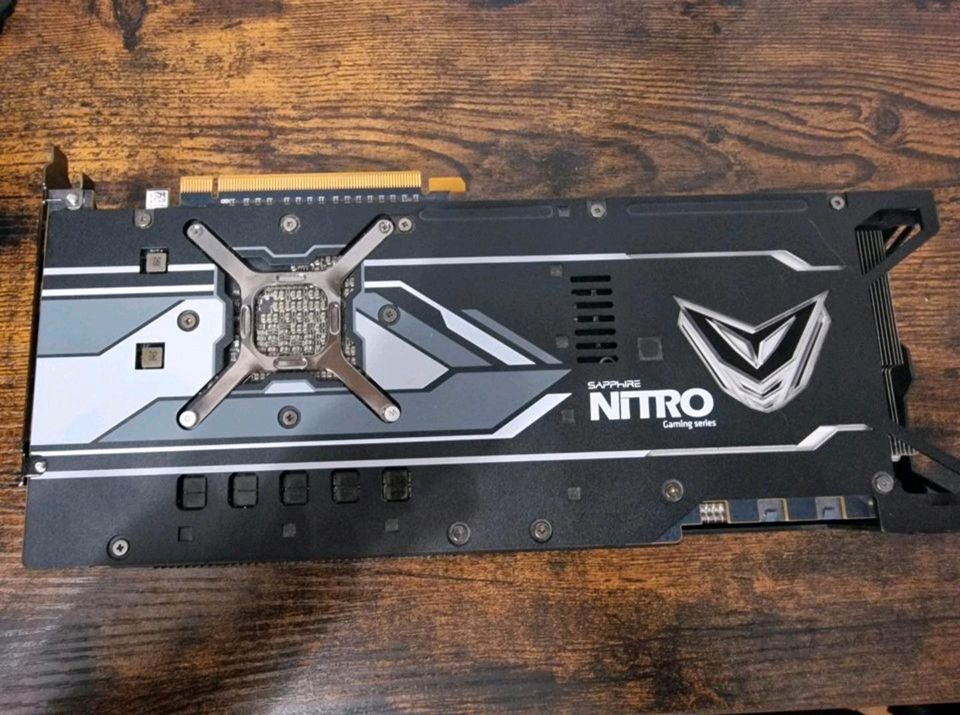 AMD Sapphire Nitro + Vega 64 Grafikkarte in Moosinning