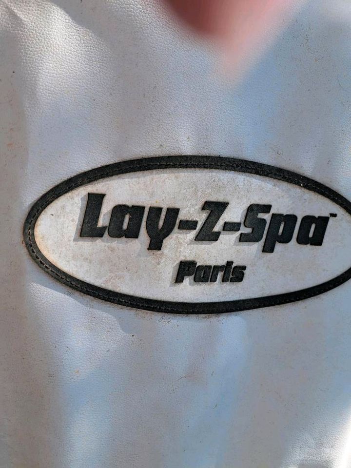 Whirlpool Lay-z-Spa Paris, bis Fr. 10.05.24  €130,- in Scheeßel