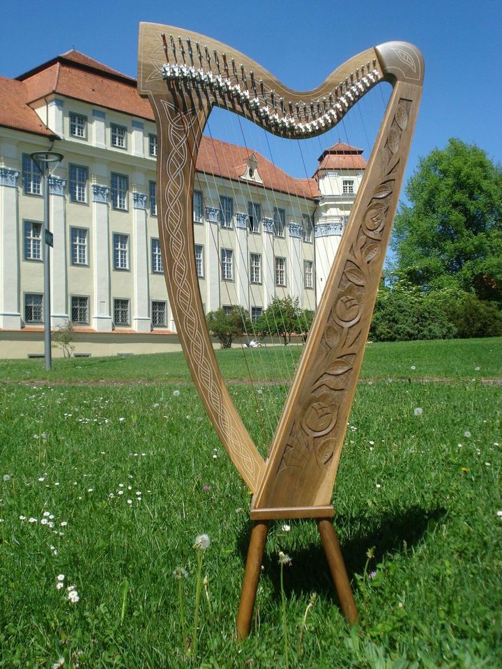 Unsere Region Harfe 29 Saiten Walnuss + Füße + Tasche + Zubehör in Horgenzell