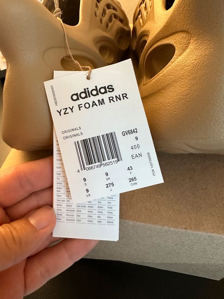 Yeezy Foam RNNR Clay Taupe US 9 | EU 43 in Augsburg