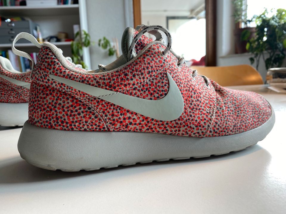 Nike Roshe Run Print - grau, orange/rot gepunktet - wie neu! in  Baden-Württemberg - Bad Urach | eBay Kleinanzeigen ist jetzt Kleinanzeigen