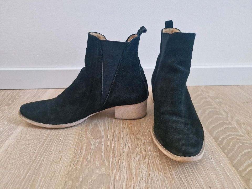 Elegante Stiefelette aus Wildleder von Anna Bork in Osdorf