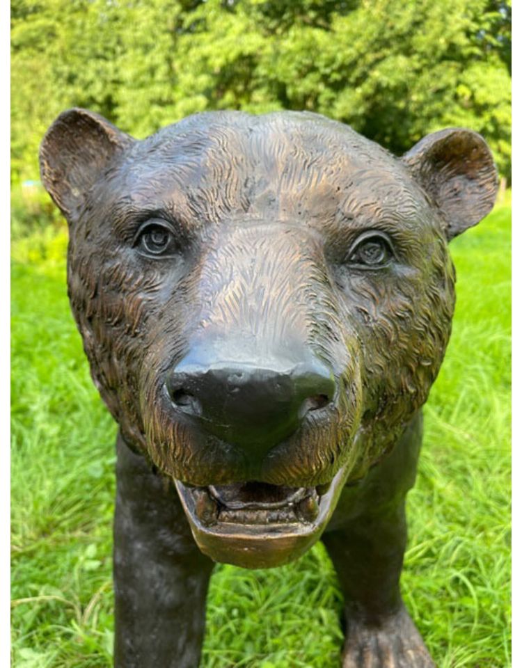 Braunbär – lebensgroße Bronzefigur eines Bären in München