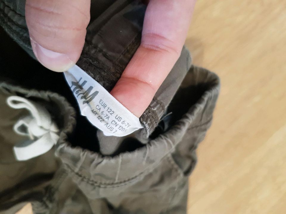 Chino Hose Jogger Jungen 122 128 deno kids H&M Dino Jeans khaki in Freiburg im Breisgau