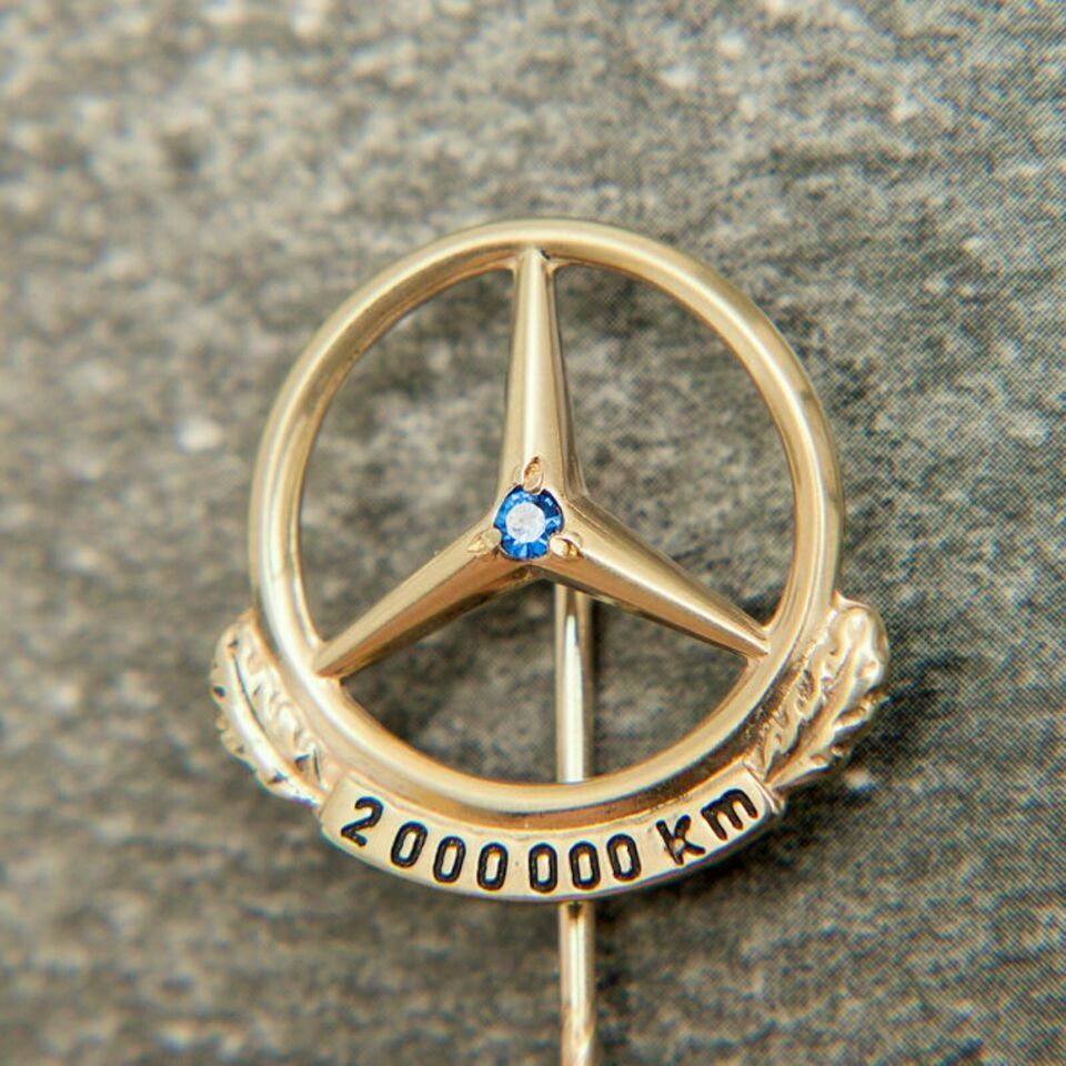 Mercedes Benz 333 8K Gold Pin 2.000.000 - 2000000 Km Poliert Sammler Neuwertig Top Versand Händler DHL Geschenk Echt in Igel