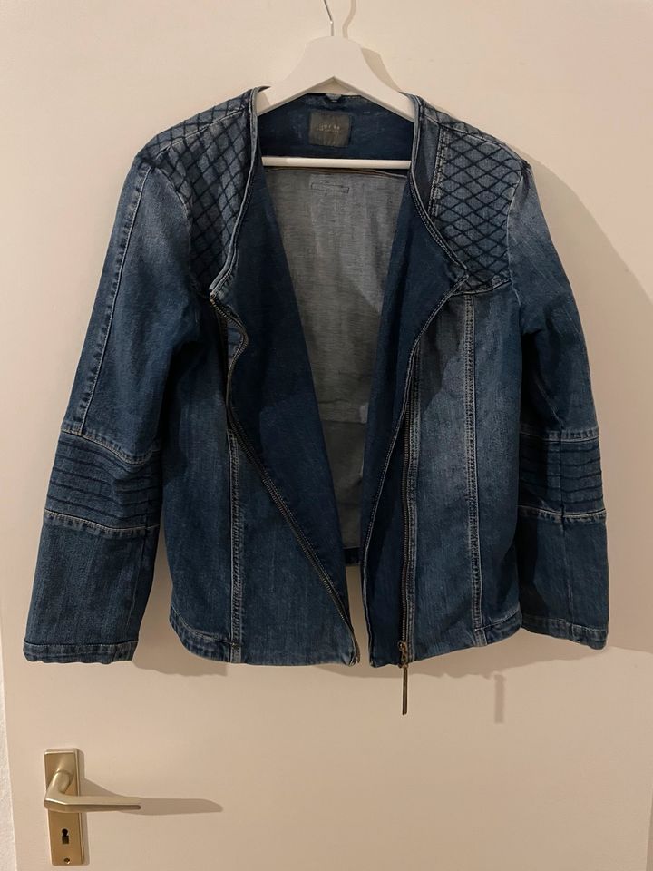 Guess Jeansjacke XL in Nürnberg (Mittelfr)