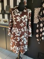 Edles schönes Kleid Braun weiss mit Blumen Gr.44 figurbetont Niedersachsen - Uelzen Vorschau