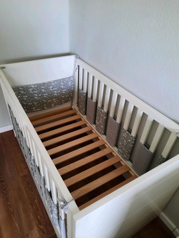 Baby-/Kinderbett Massivholz mit Wiegefunktion und Rundum-Polster in Korschenbroich