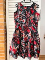 Atemberaubendes schwarzes Kleid mit lebendigen roten Blumendesign Hessen - Friedrichsdorf Vorschau
