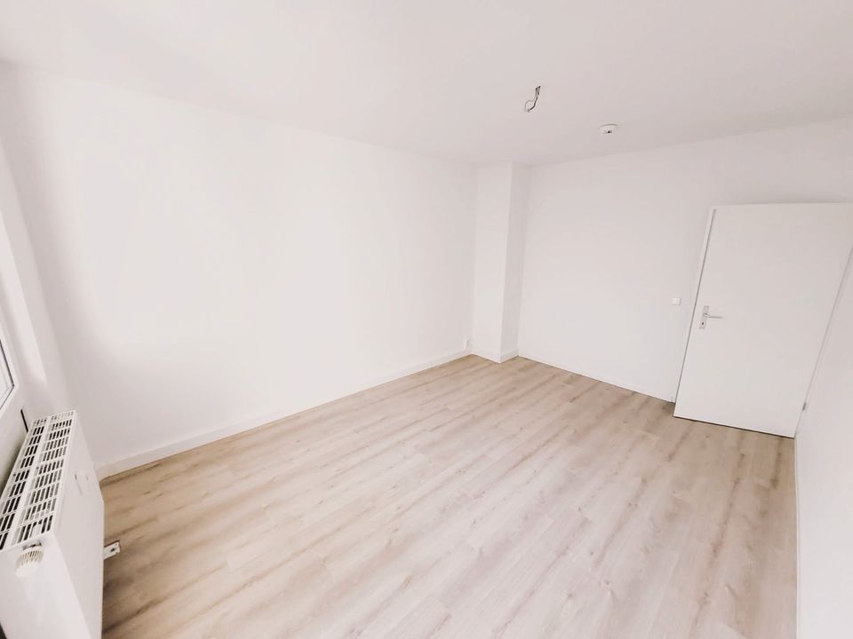 Frisch sanierte und modernisierte helle 57,94 qm 3-Zimmer Wohnung mit Balkon, mitten im Grünen mit Garten Mitbenutzung, Parkplatz direkt vor der Haustür, nur 1 min. zum Supermarkt! in Osterfeld