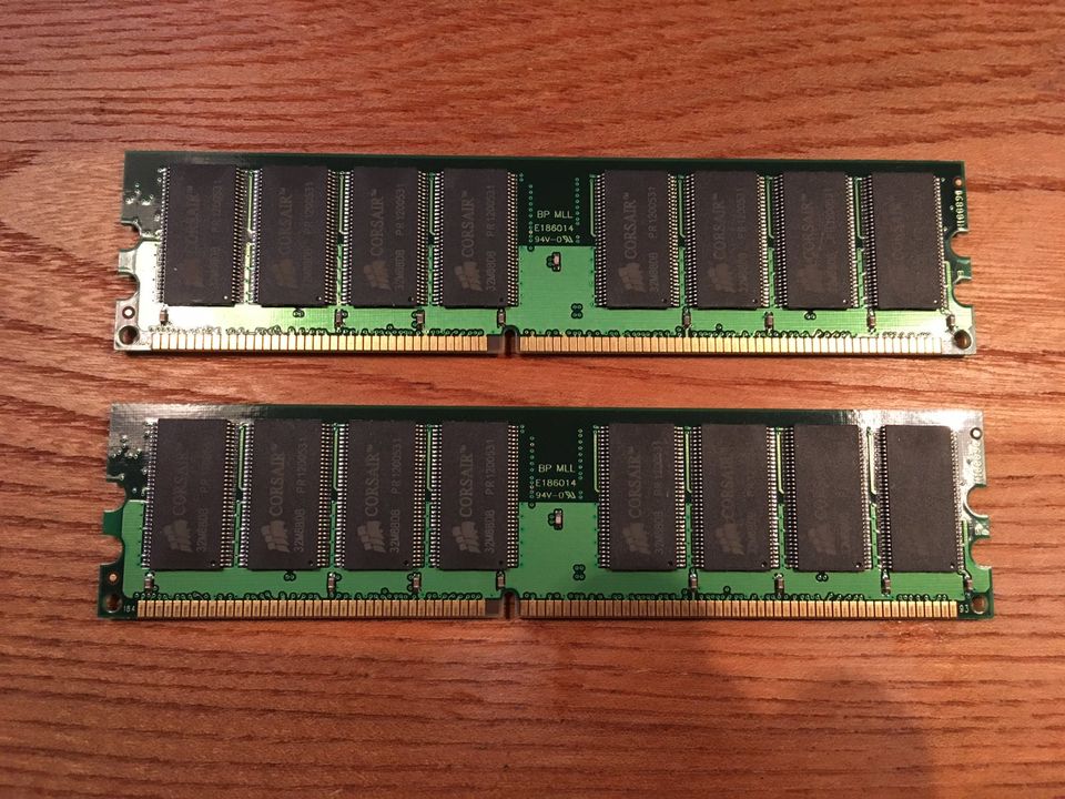 2 x Corsair 512 MB DDR-RAM PC-3200U non-ECC 400 MHz in Frankfurt am Main