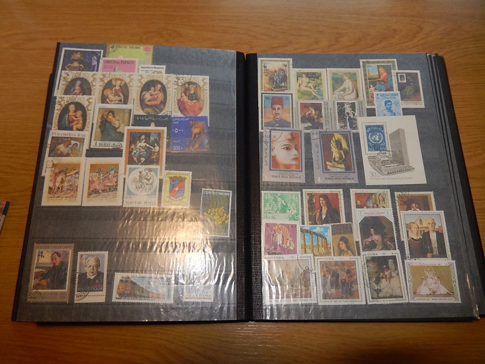 Einsteckalbum mit Briefmarken aus aller Welt in Krefeld