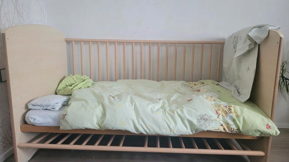 Babybett mit Lattenrost,  Matratze, Decke und Bettwäschen in Uhingen