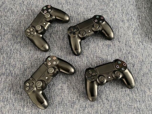 Sony Playstation 4 500GB matt schwarz inklusive Zubehör in Dorsten