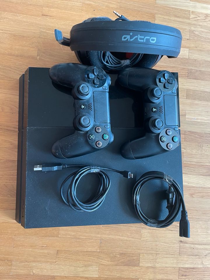 PlayStation 4 - 500GB - inkl. Controller und Headset in Lüneburg