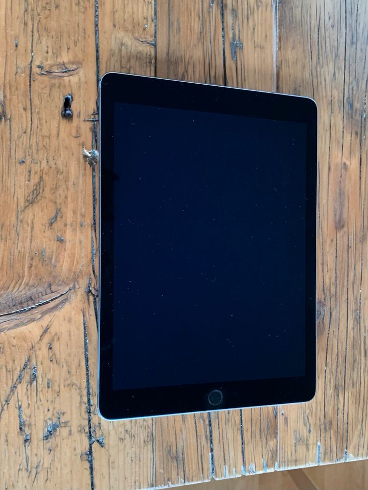 iPad Air 2 64GB spacegrey + SmartCase + Herschel Case in Feldafing