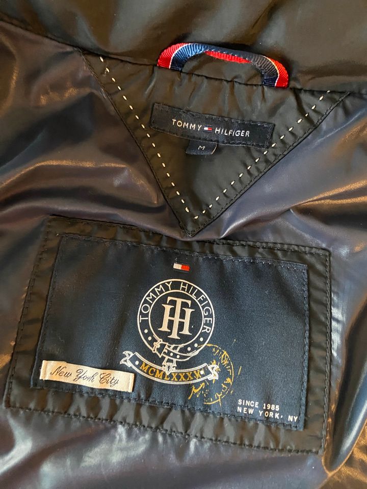 Daunenjacke Tommy Hilfiger blau/schwarz M in Merzig