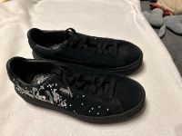 Puma Suede Sneaker mit Stickerei Gr 42. 2x getragen. Top erhalten Nordrhein-Westfalen - Lemgo Vorschau