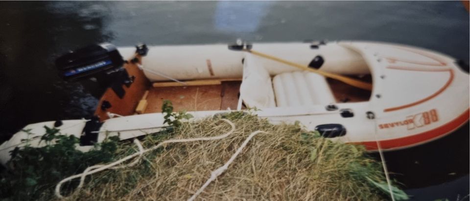 Schlauchboot mit Motor in Kabelsketal
