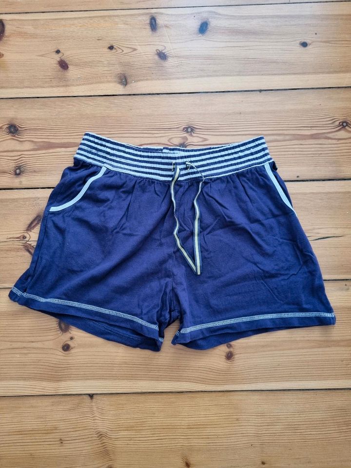 Sporthose / Shorts, TCM, Größe 36/38, lila in Berlin