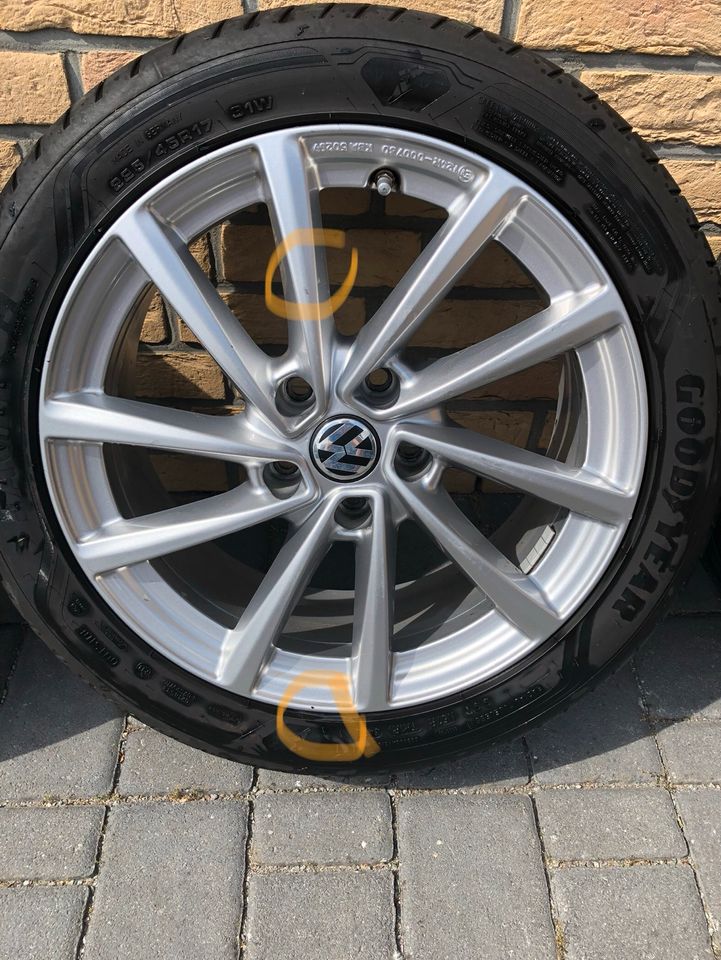 4x Sommerräder 17 Zoll mit Narbendeckel von VW in Putlitz