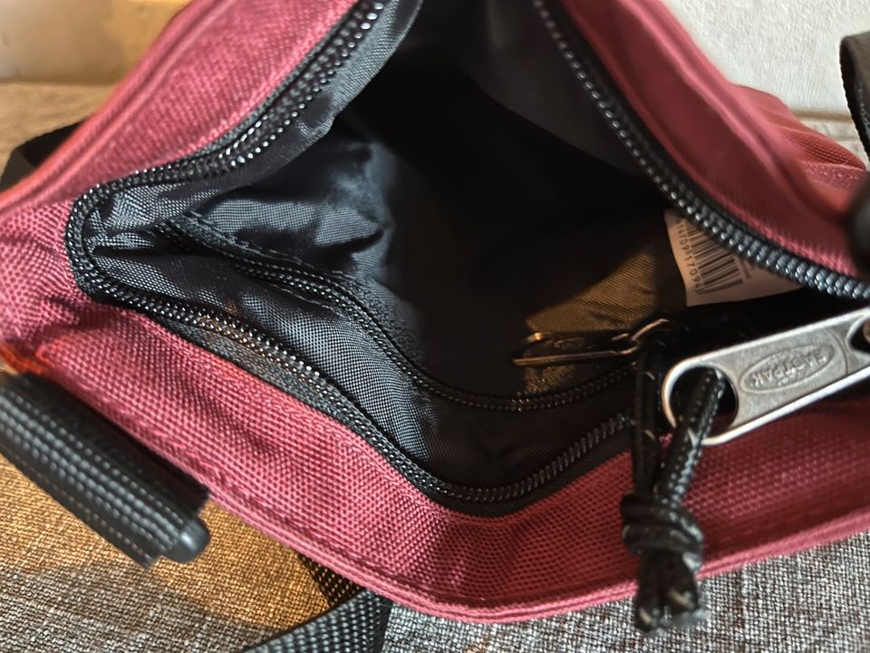 Eastpak Tasche Bordeauxrot in Borgwedel