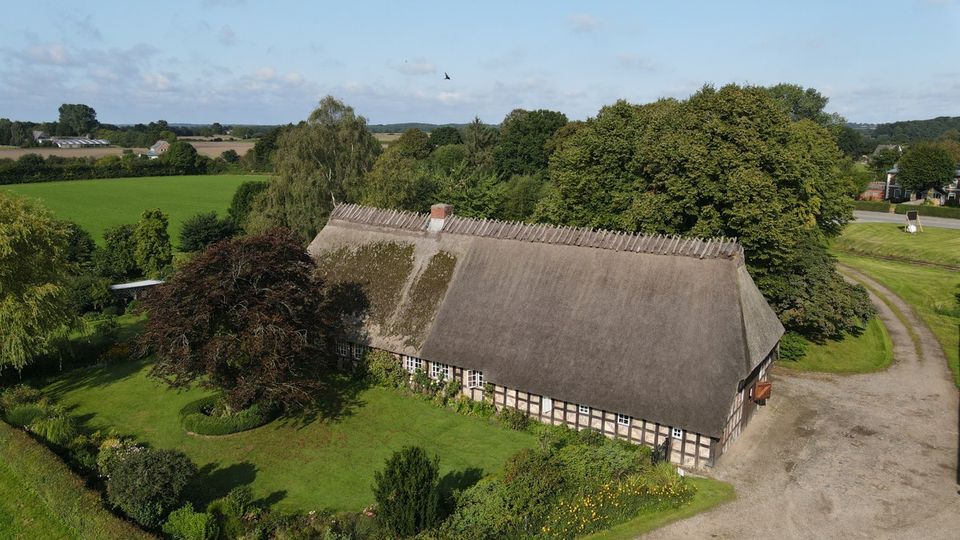 Ein Stück Angelner Geschichte – historisches Fachhallenhaus unter Reet in der Schleiregion! in Wagersrott