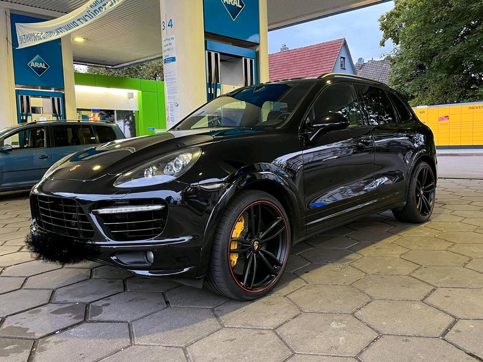 Porsche Cayenne Turbo S  550ps in Hamburg