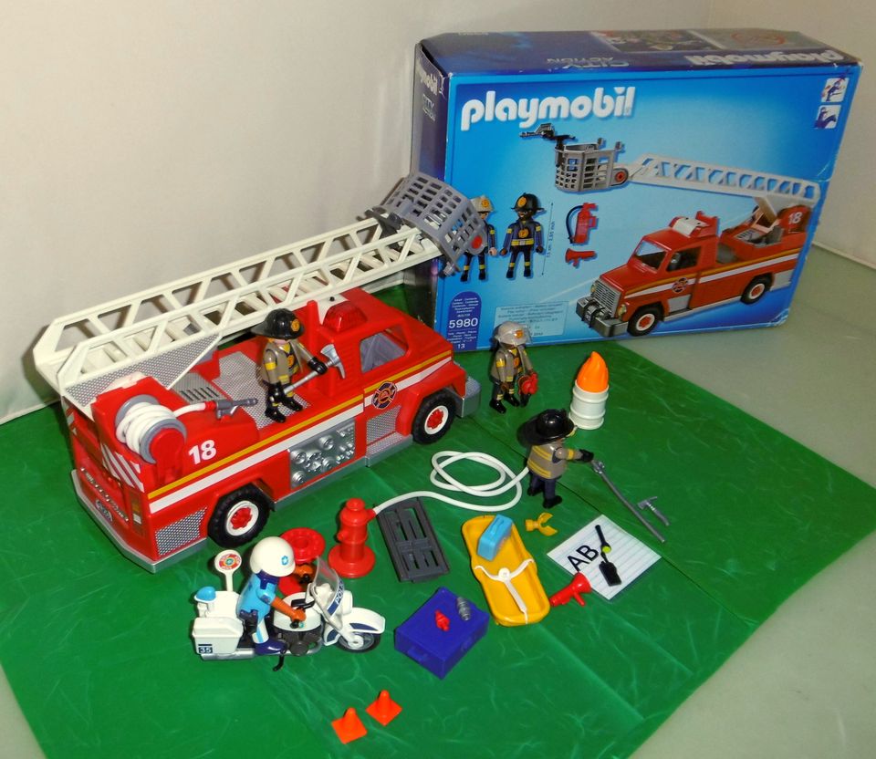 Playmobil Feuerwehr Set: 5980 amerik.Feuerwehrwagen+ Zubehör (AB) in Blankenheim