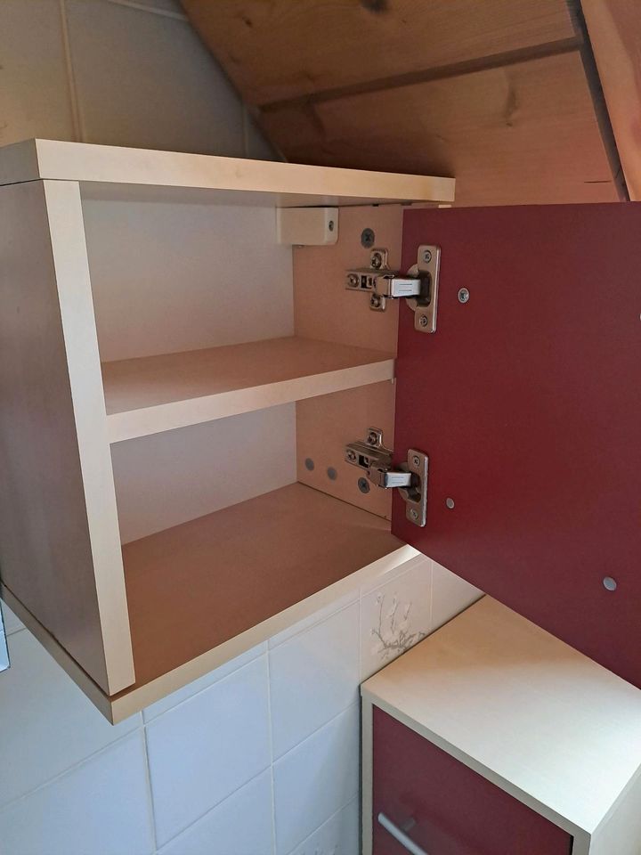 Badschrank in rot (Set) in Ammerbuch