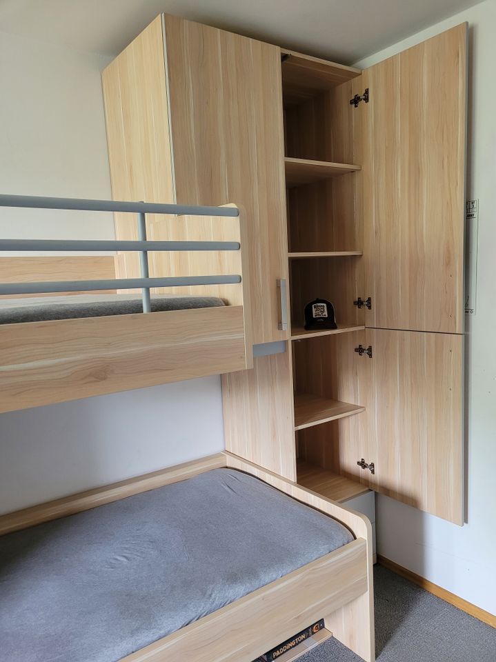 Kinderzimmer Hochbett/Etagenbett mit Stauraumtreppe von Prenneis in München