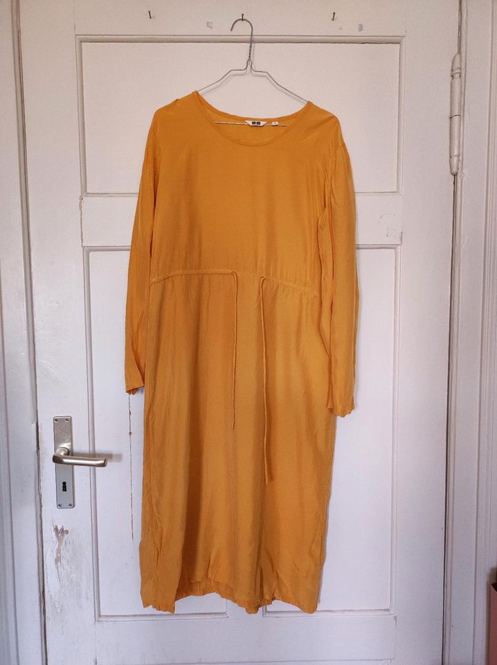 Orangenes Uniqlo Kleid in Berlin