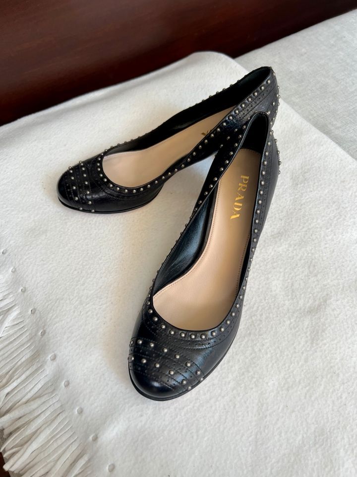 Orig. Prada Pumps Budapester Schwarz Leder Silber Nieten 36 in Hamburg