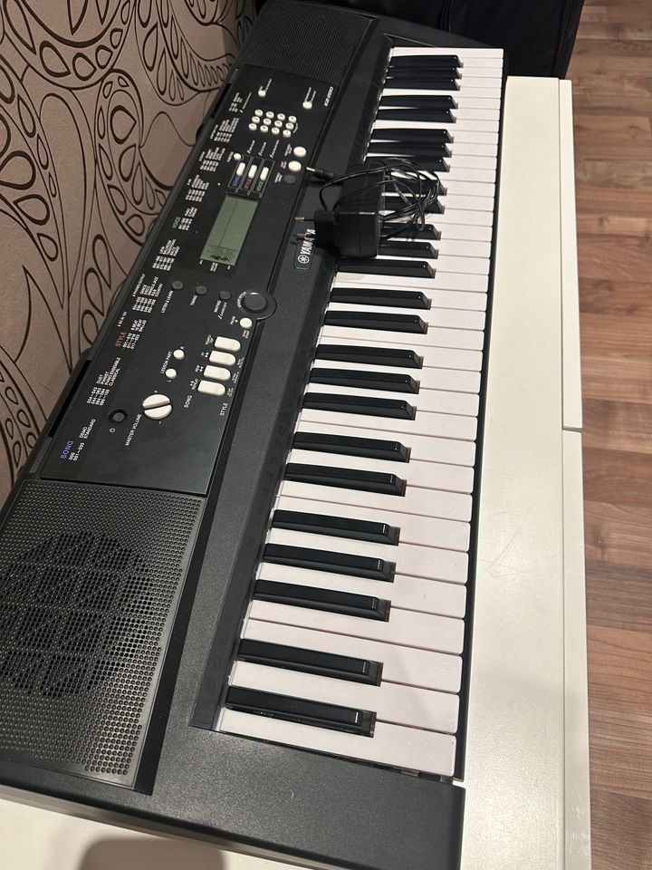 Keyboard Yamaha EZ-220 in Essen