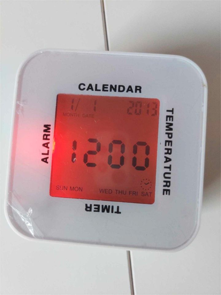 Digitaler Reise Wecker mit Thermometer Datum beleuchtetes Display in Rehau