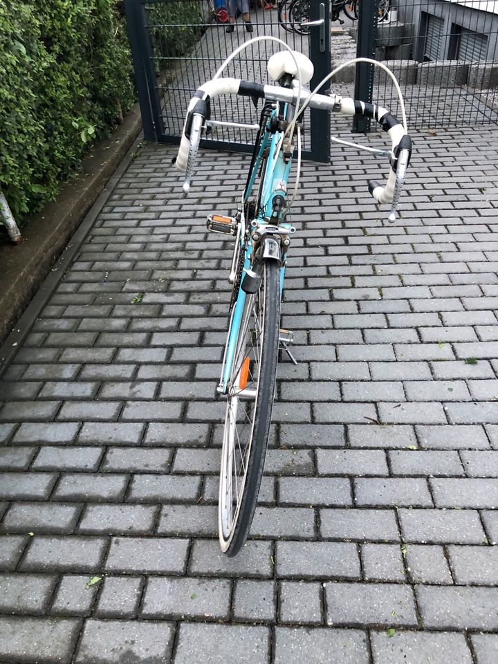 Rennrad in blau in Göttingen