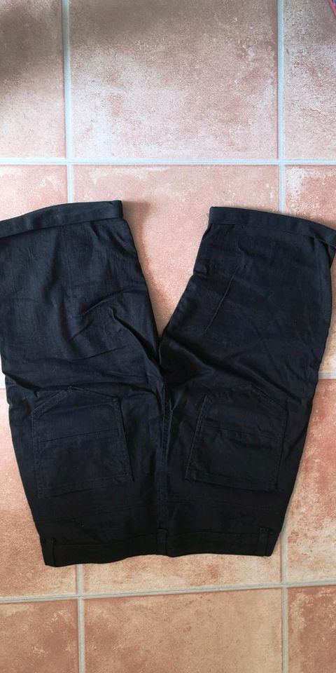 Kurze schwarze Hose Gr, 164 in Waren (Müritz)