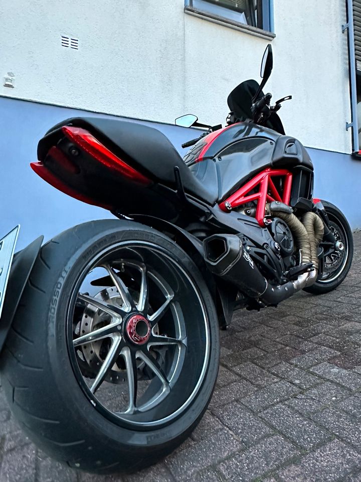 Ducati Diavel Carbon Red Performance, der Motorrad hat viel Extra in Raubach (Westerw.)