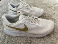 Schuhe Nike mit goldenem Nikezeichen Hessen - Hohenstein Vorschau