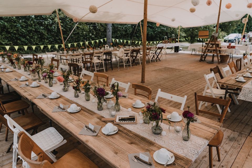 Outdoor Hochzeit Trauung Stühle Tische Vintage Boho mieten leihen in Sommerhausen Main