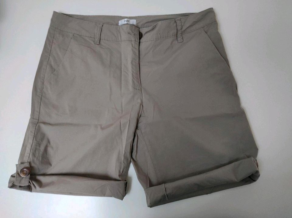 Kurze Hosen / Shorts Größe 42 in Neuhof